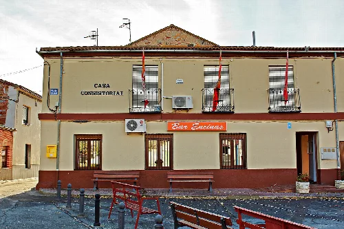 Rathaus mit Bar-Schilder in Bernuy-Zapardiel, Ávila.