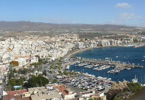 Luftaufnahme des Hafens, der Stadt und Berge in Águilas.