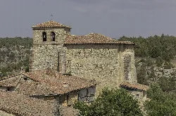 Santa María Kirche mit Turm und Steinmauern in Calatañazor.