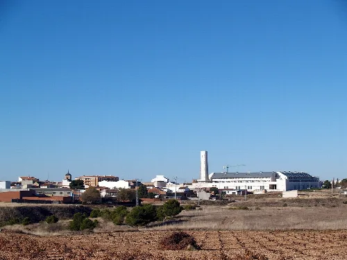 Panorama of Noblejas with buildings and fields in the foreground.