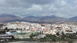 Vista de Olula del Río con montañas y edificios blancos.
