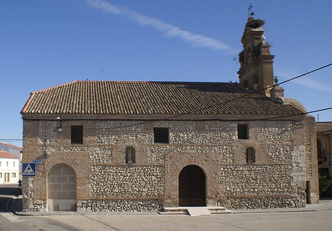 Steinige Kirche mit Glockenturm in Sanchonuño, Segovia.