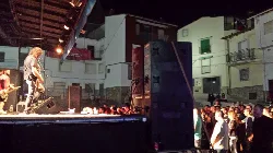 Bühne mit Musikern bei einem Konzert in Barrado, Cáceres