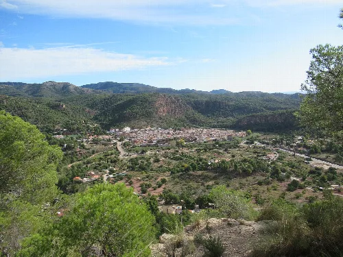 Blick auf Olocau, Berge und Vegetation in Sierra Calderona.