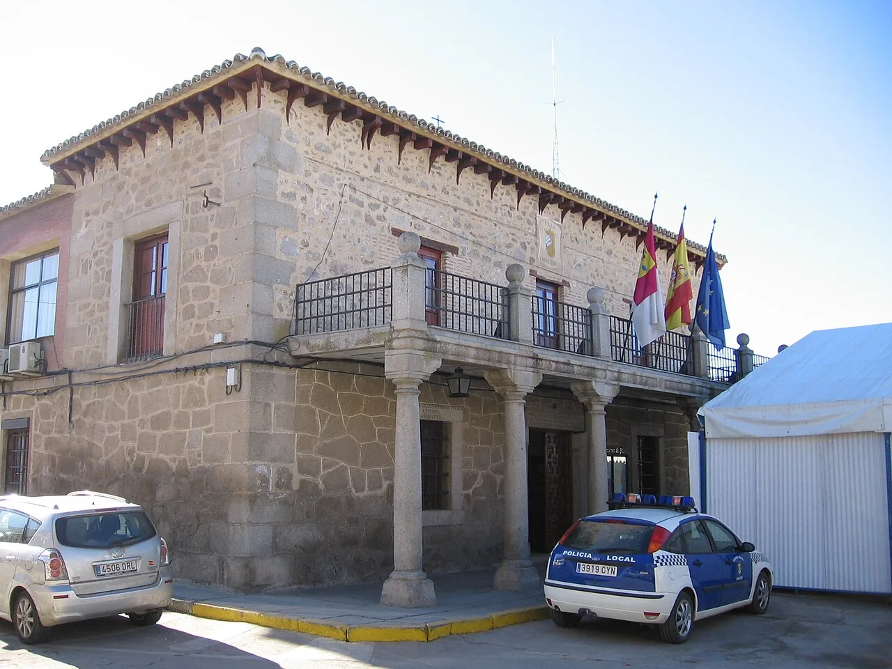 Steingebäude mit Balkon und Flaggen in Gálvez, Toledo.