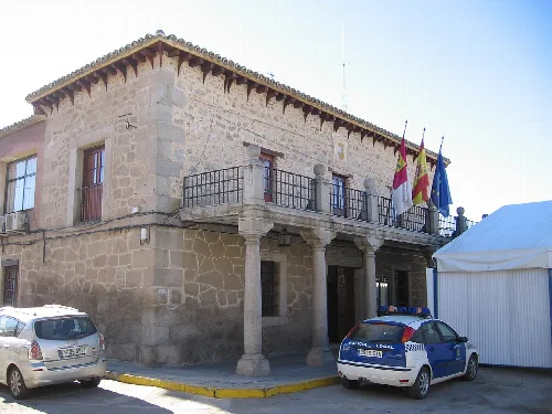 Steingebäude mit Balkon und Flaggen in Gálvez, Toledo.