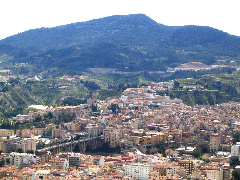 Luftaufnahme von Alcoy mit Bergen und Stadt im Vordergrund.