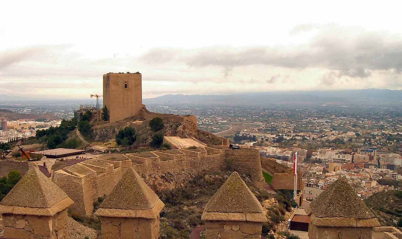 Burg Lorca mit Torre Alfonsina und der Stadt im Hintergrund.