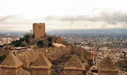 Burg Lorca mit Torre Alfonsina und der Stadt im Hintergrund.