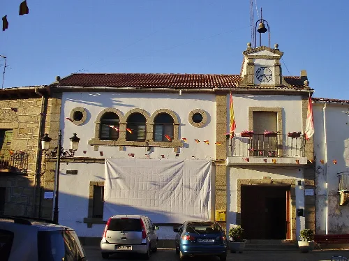 Rathausgebäude mit Uhr und Flaggen in Santa María del Tiétar.