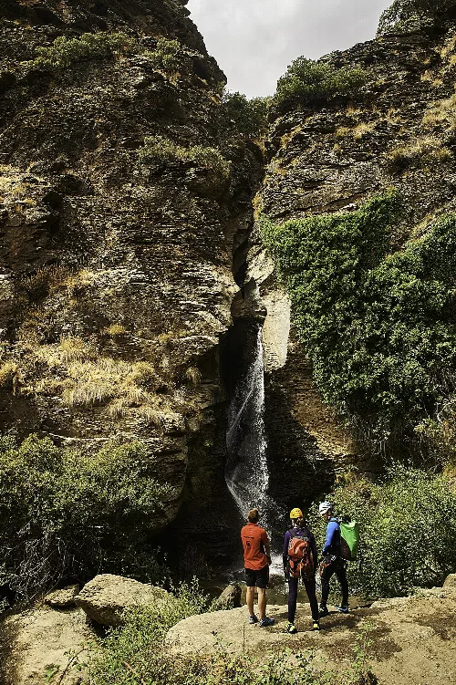 Vista de la cascada de 15 metros en el Tajo de Cortes del Río Bermejo en Pórtugos, Alpujarras de Granada (Sierra Nevada)