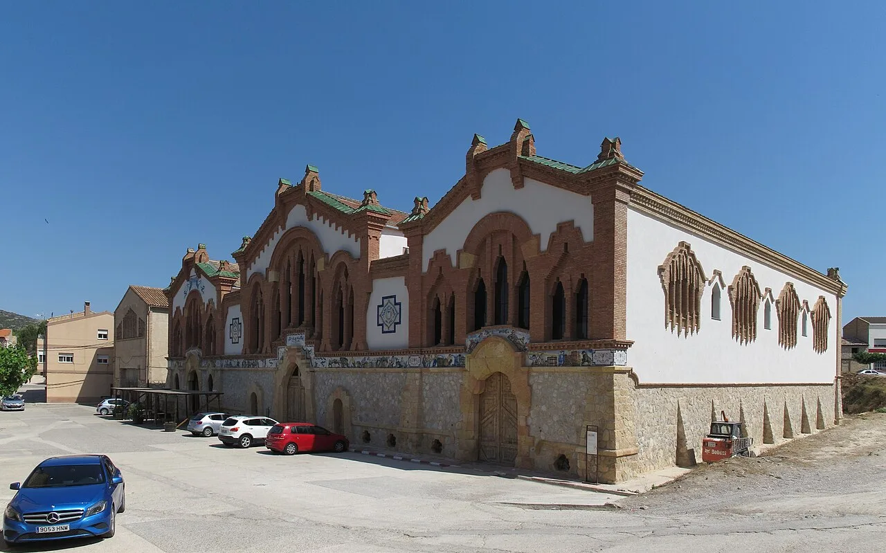 Edificio de la bodega en El Pinell de Brai, con detalles modernistas y fachada decorada.