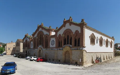 Edificio de la bodega en El Pinell de Brai, con detalles modernistas y fachada decorada.