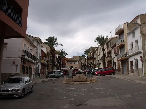 Blick auf die Plaza de España mit Palmen und Gebäuden in Godelleta.