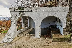 Lavadero con arcos de piedra y espacio para lavar ropa en Cabezabellosa.