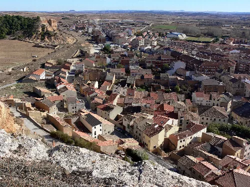 Luftaufnahme von Häusern und Straßen in San Esteban de Gormaz, Soria.