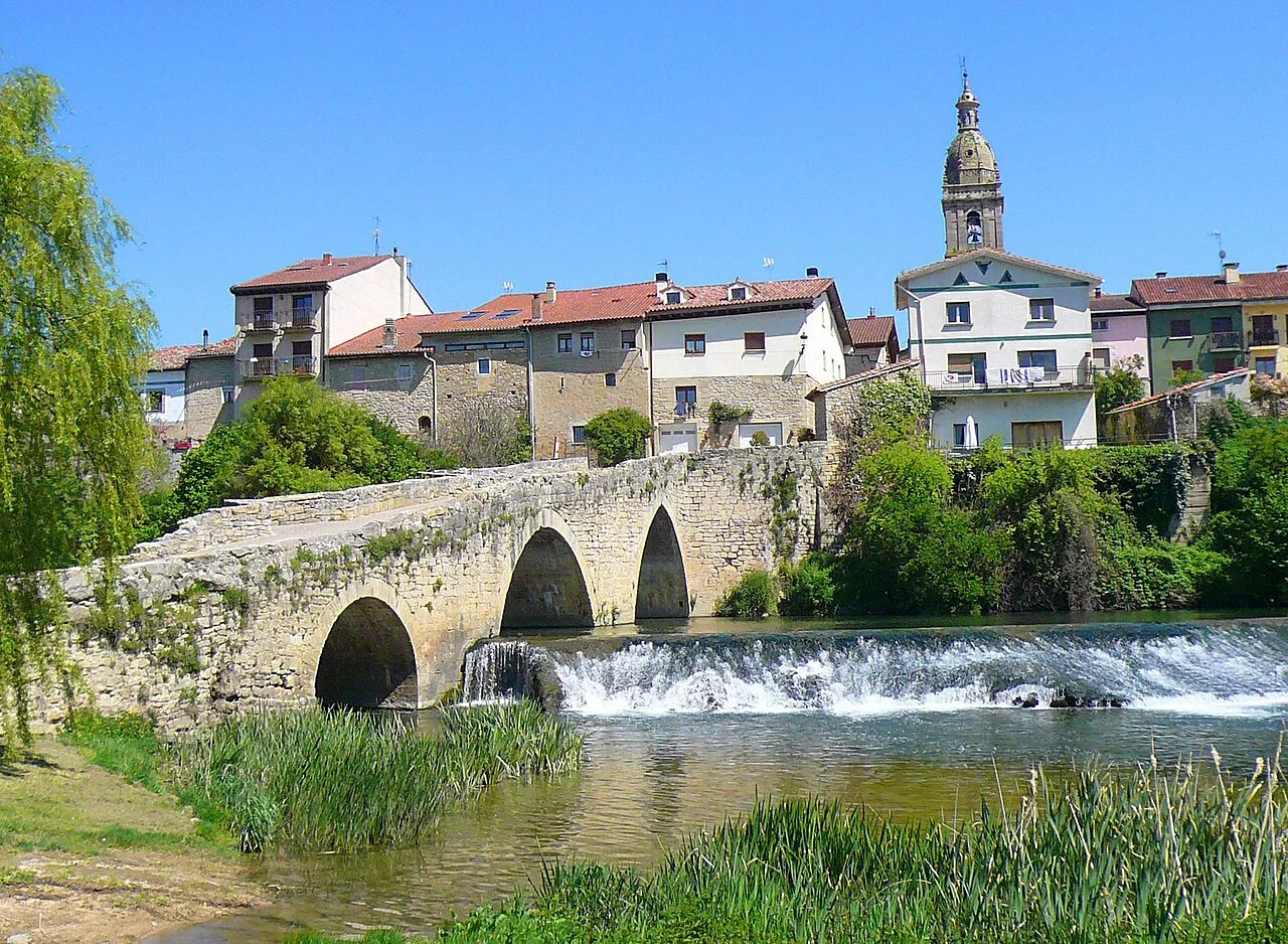 Puente de piedra medieval sobre el río Zadorra en La Puebla de Arganzón.