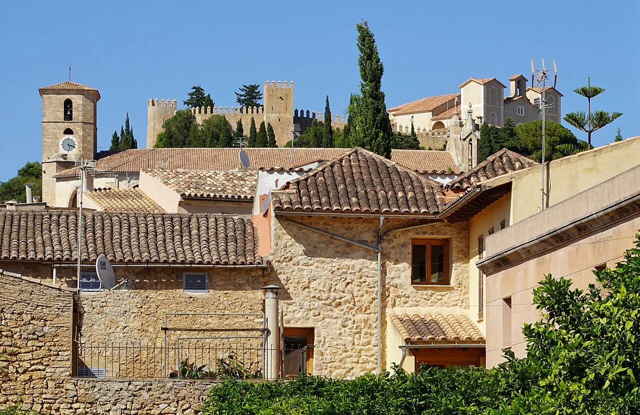 Casas y un castillo en la colina en Artá, Mallorca.