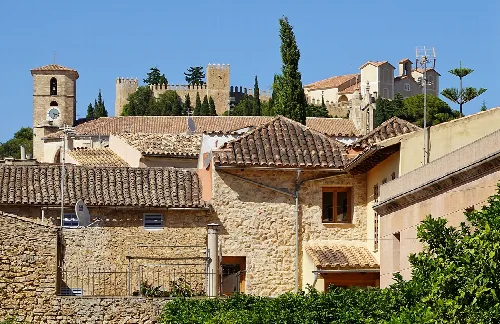 Häuser und eine Burg auf dem Hügel in Artá, Mallorca.
