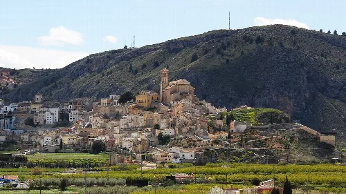 Panoramablick auf Cehegín mit historischen Gebäuden und Bergen.