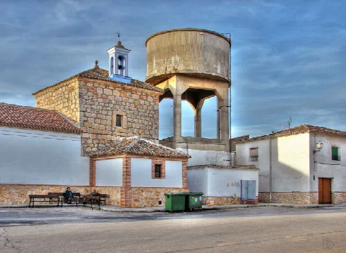Kleine Kirche und Brunnen auf dem Dorfplatz in El Toboso.
