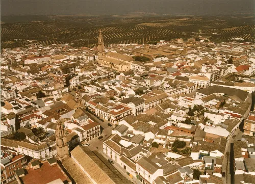 Vista aérea del centro de Bujalance con calles estrechas y una iglesia grande.