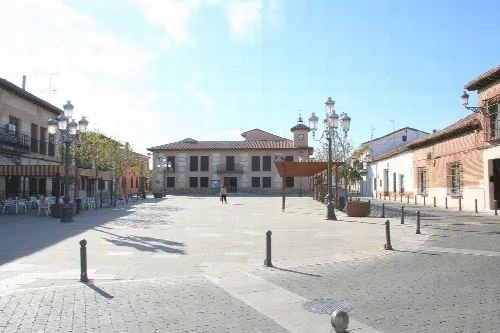 Platz mit Gebäuden und Laternen, Rathaus im Hintergrund in El Casar.
