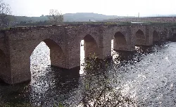 Puente de piedra con varios arcos sobre el río Ebro en Haro.