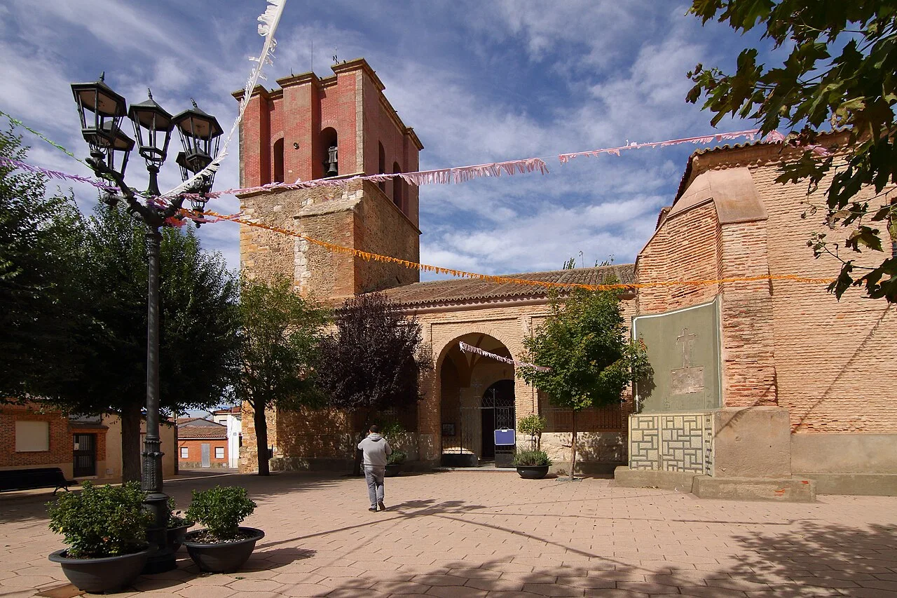 Südseite der Kirche mit Turm und Eingang in Villalba de la Lampreana.