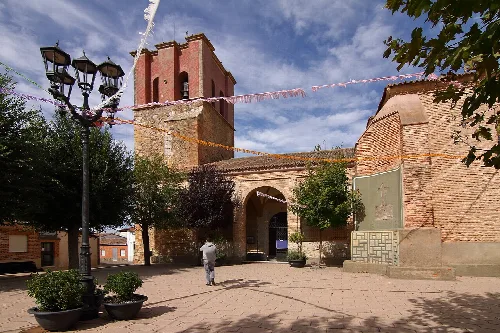 Südseite der Kirche mit Turm und Eingang in Villalba de la Lampreana.