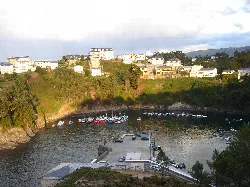 Puerto con casas blancas y barcos en El Franco, Asturias.
