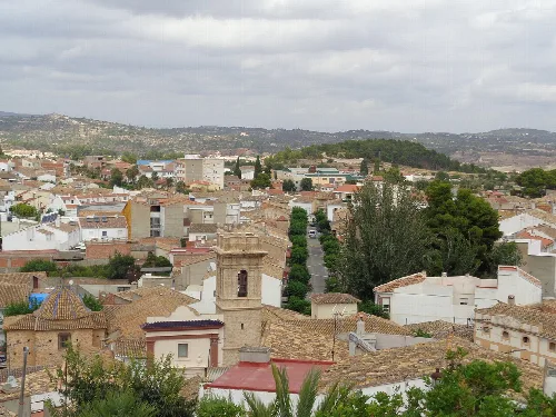 Blick auf eine Stadt mit Kirche und Häusern, vom Schloss in Macastre.