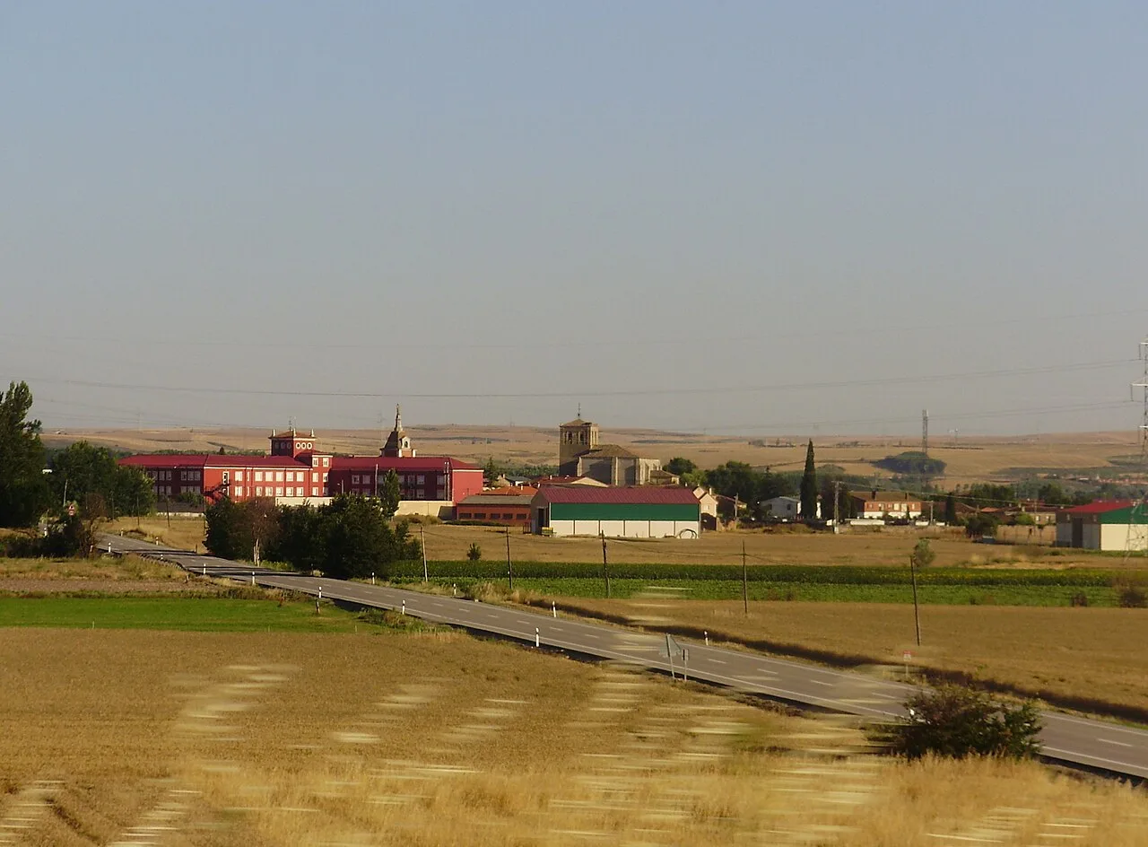 Paisaje con edificios y campos en Tardajos, Burgos.