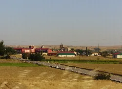 Paisaje con edificios y campos en Tardajos, Burgos.