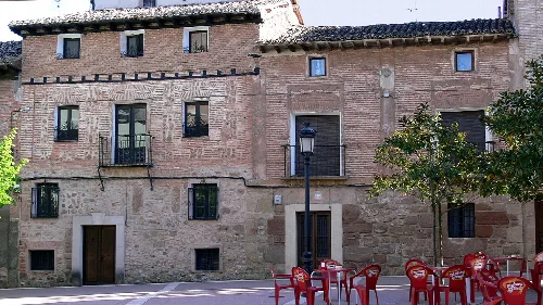Steinernes Gebäude mit Fenstern und Balkonen in Tricio, La Rioja.