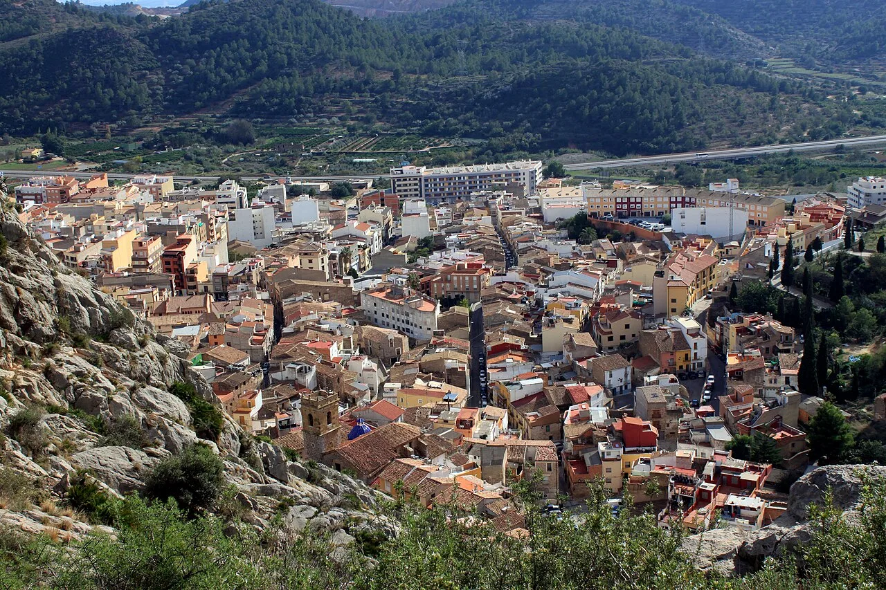 Vista panorámica de Borriol con edificios y montañas en el fondo.