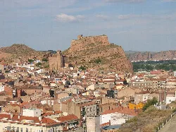 Panoramablick auf Arnedo mit Burg auf dem Hügel.
