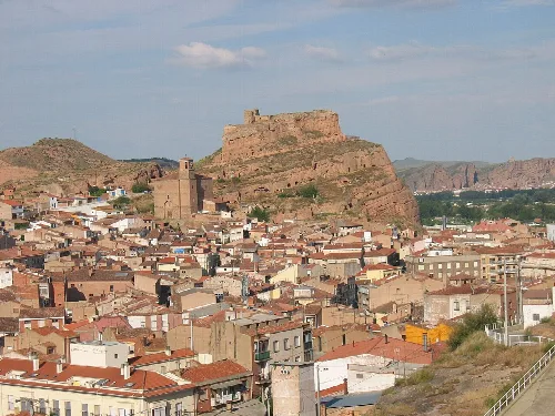 Vista panorámica de Arnedo con castillo en la colina.