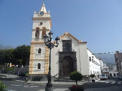 Kirche von San Juan Degollado in Arafo mit Turm und weißer Fassade.