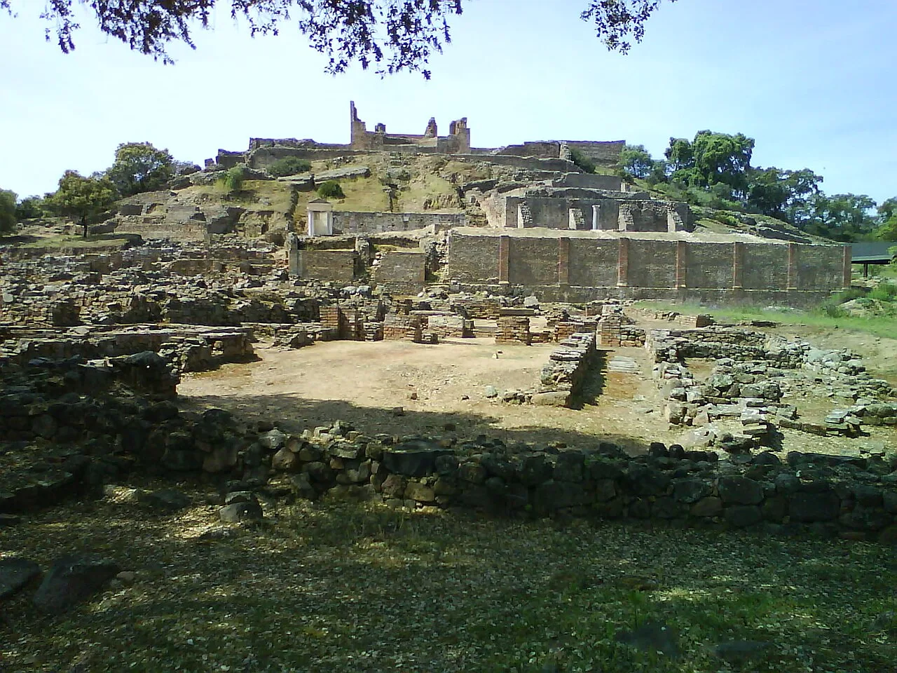 Ruinas de Munigua con terrazas y estructuras antiguas en Villanueva del Río y Minas.