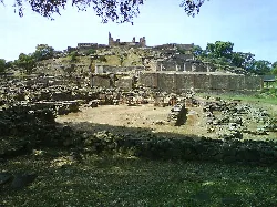 Ruinas de Munigua con terrazas y estructuras antiguas en Villanueva del Río y Minas.
