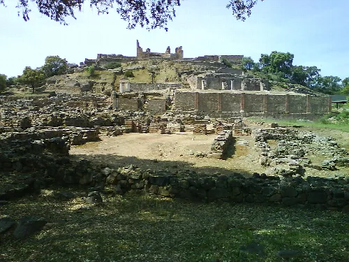 Ruinen von Munigua mit Terrassen und alten Strukturen in Villanueva del Río y Minas.
