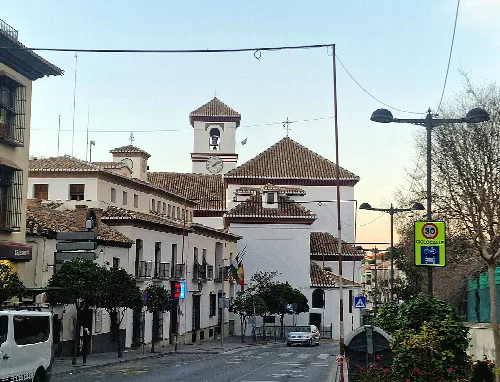 Kirche mit Glockenturm und rotem Dach in La Zubia.