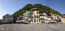 Plaza con edificios coloridos y gente en San Juan, Donibane.