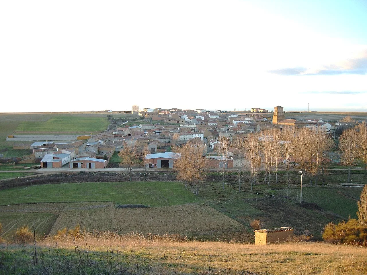 Häuser und Felder in Vallecillo, León.