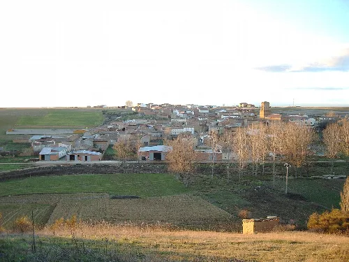 Häuser und Felder in Vallecillo, León.