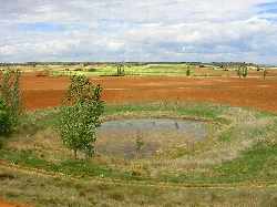 Pozo con agua en un campo de La Almarcha, Cuenca, España.