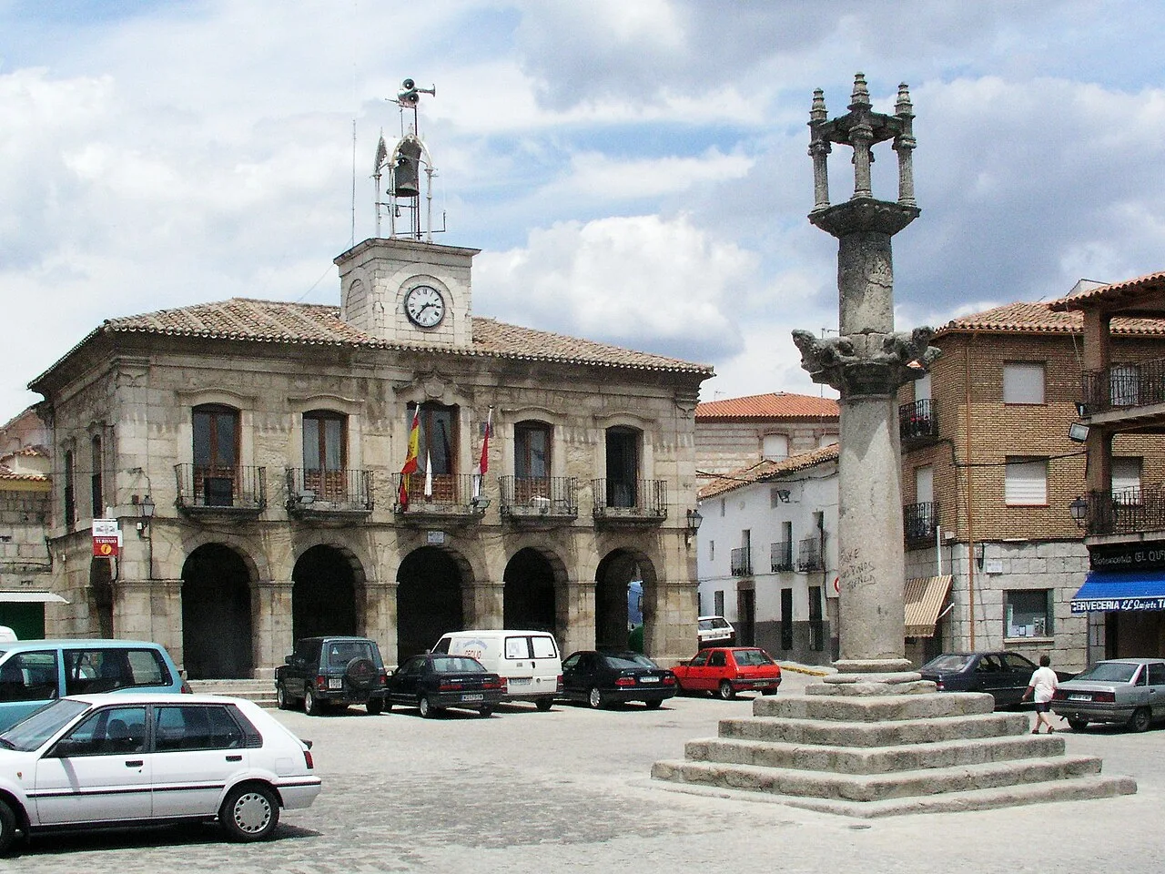 Edificio del ayuntamiento con una fuente en la plaza de Almorox.