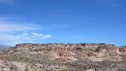 Aride Landschaft mit Felsformationen in einem Naturschutzgebiet.