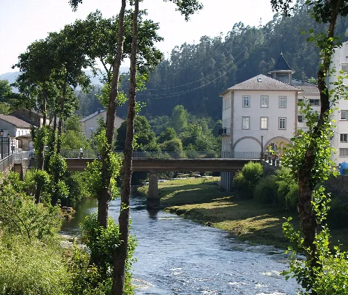 Eo-Fluss mit Brücke und Häusern in Pontenova, Lugo.